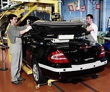 Endmontage Dacheinbau des Mercedes-Benz CLK Cabriolets.